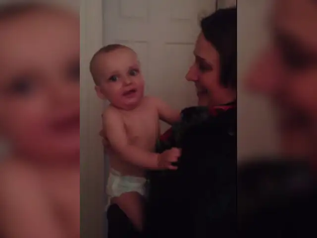 Mira la tierna reacción de un bebé al conocer a la gemela de su madre