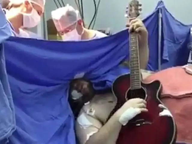 VIDEO : paciente canta y toca guitarra mientras lo operan del cerebro
