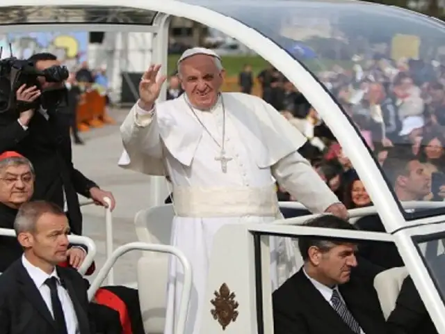 Papa Francisco llega a Bosnia con mensaje de paz