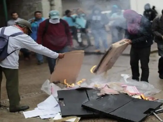 México: padres de 43 estudiantes desaparecidos destruyen urnas electorales