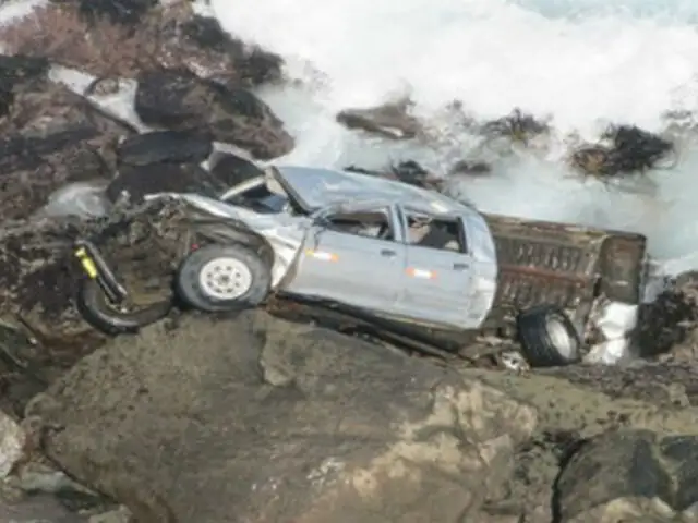 Arequipa: pareja muere tras caída de camioneta al mar
