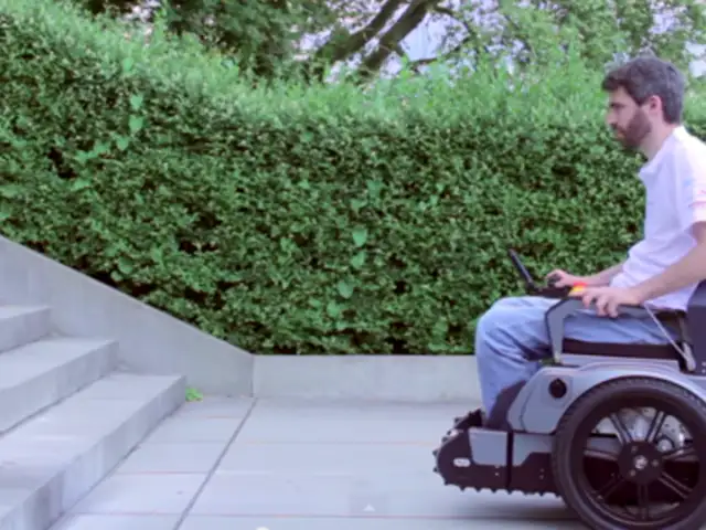 Mira esta increíble silla de ruedas que puede subir escaleras