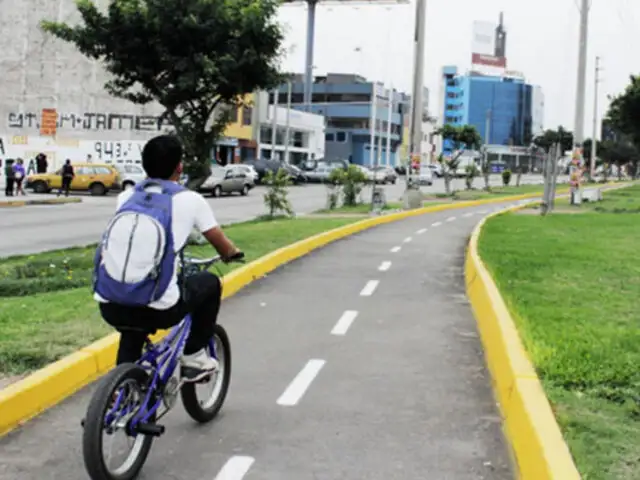 WhatsApp: vehículos bloquean ciclovía en la avenida Colonial