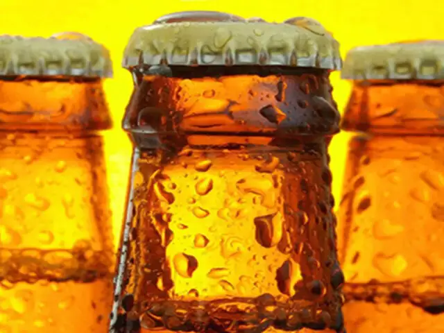 VIDEO : ¿Es posible abrir cinco botellas de cerveza a la vez?