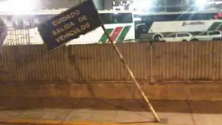 WhatsApp: letrero inclinado a punto de causar una tragedia en San Martín de Porres