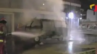 Vehículo se incendió en plena avenida de La Molina