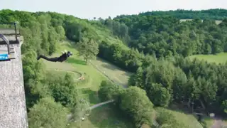 Hombre realiza salto de Bungee sin cuerdas y no solo sobrevive, también queda en el aire