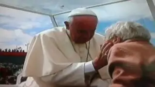 Ecuador: Papa Francisco bendice a mujer de 100 años durante recorrido