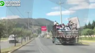 WhatsApp: personas se trasladan sobre la carga de un camión en mal estado