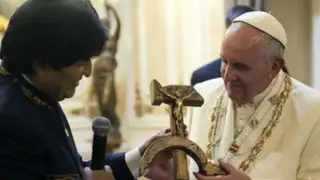 Papa Francisco dijo que el crucifijo que le regaló Evo Morales ‘no fue una ofensa’