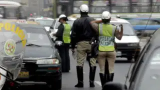 Policía de Tránsito invade carril y provoca choque en Puno