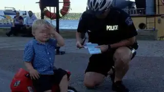 Canadá : niño de 3 años recibe ‘papeleta’ por estacionar mal su ‘moto’