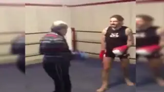 Facebook: anciano noqueó a joven musculoso sobre un ring de box