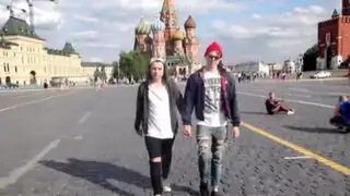 Esto sucede cuando dos hombres caminan tomados de la mano en Moscú