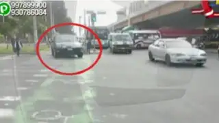 WhatsApp: malos conductores invaden ciclovía para evitar semáforo en el Cercado de Lima