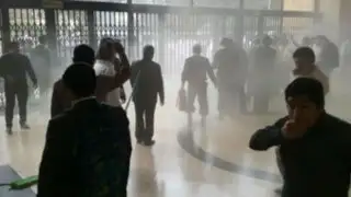 Ministerio de Trabajo: Empleados se enfrentan a la policía para evitar desalojo
