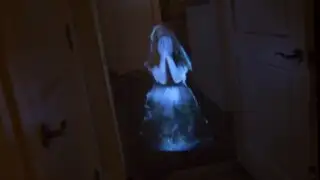 Novio le juega aterradora broma a su pareja con holograma de un fantasma