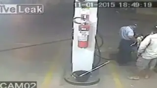 VIDEO : insólita reacción de un trabajador de grifo para evitar robo