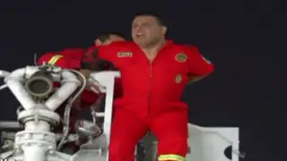 Andrés Hurtado se lanza desde una escalera telescópica en la Esquina de la Televisión