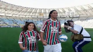 Ronaldinho fue presentado por Fluminense y ovacionado por los hinchas en el Maracaná