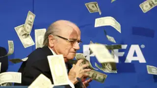 VIDEO : comediante lanza fajo de dólares a Joseph Blatter en plena conferencia