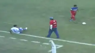 VIDEO : entrenador enloqueció y pateó a un jugador rival