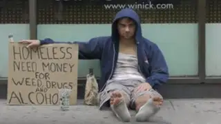 YouTube : ¿Un drogadicto o un padre soltero en la miseria? ¿A quién ayudarías?