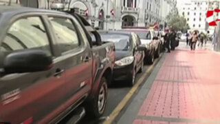 Taxistas no respetan línea amarilla en plena Plaza San Martín
