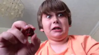 YouTube: reacción de niño tras comer el ají más picante del mundo se vuelve viral
