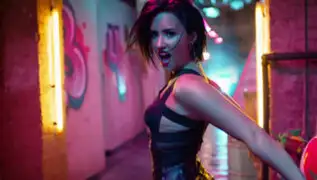 Demi Lovato estrenó atrevido videoclip de 'Cool for the Summer'