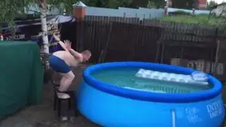 Mira el gracioso intento de clavado en una piscina de casa que se volvió viral