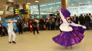 Turistas son recibidos a ritmo de guitarra y cajón en el aeropuerto Jorge Chávez