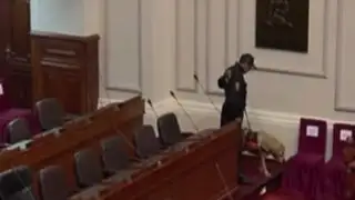 VIDEO : efectivos policiales de la UDEX revisaron escaños de congresistas