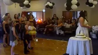 Mujer deja caer a niña para intentar atrapar bouquet de novia