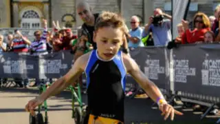 Niño con parálisis cerebral da ejemplo de superación al participar en triatlón