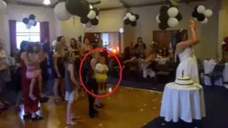 Indignante: mujer deja caer a niña para atrapar el bouquet de una novia
