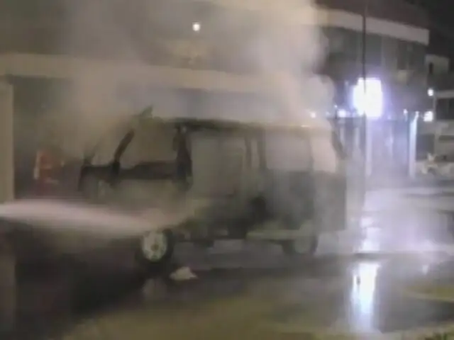Vehículo se incendió en plena avenida de La Molina