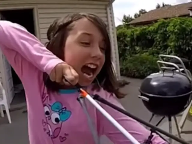 Video en cámara lenta muestra cómo niña usa una flecha para sacarse un diente