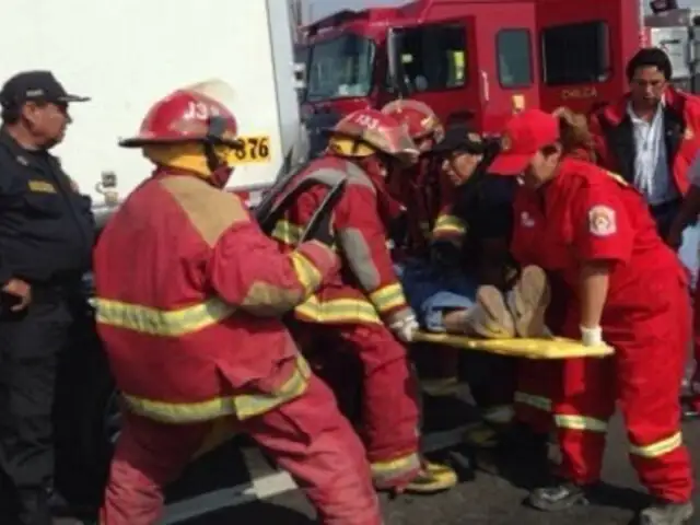 Aparatoso choque de vehículo contra tráiler deja varios heridos en Huacho