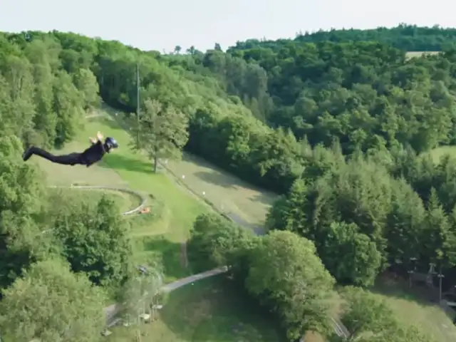 Hombre realiza salto de Bungee sin cuerdas y no solo sobrevive, también queda en el aire