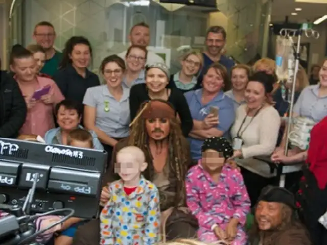 Johnny Depp visitó hospital de niños vestido de Jack Sparrow