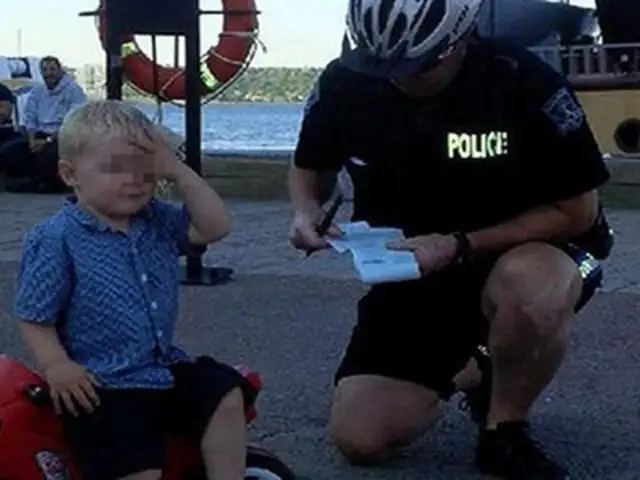 Canadá : niño de 3 años recibe ‘papeleta’ por estacionar mal su ‘moto’