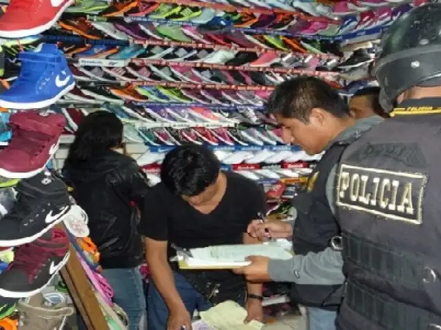 Incautan zapatillas de contrabando en mercado de Chimbote