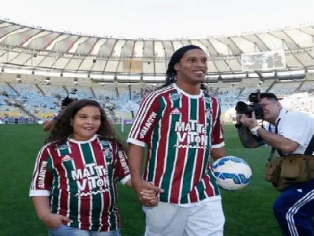 Ronaldinho fue presentado por Fluminense y ovacionado por los hinchas en el Maracaná