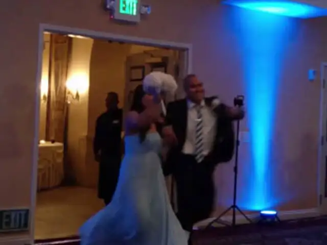 VIDEO: novio noquea de una patada a novia durante acrobático baile de bodas