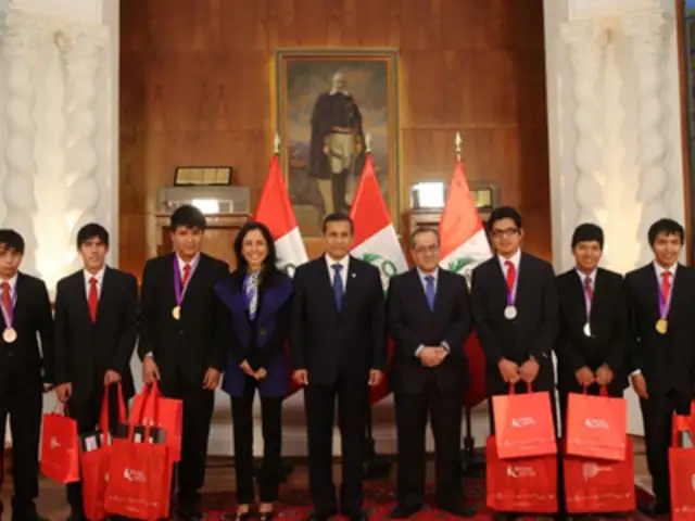 Campeones de Olimpiada de Matemática fueron condecorados por mandatario
