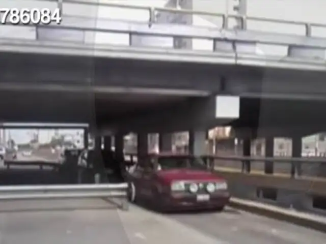 Conductores en peligro por barrera colocada bajo un puente de la avenida Brasil