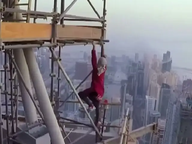 Fotógrafo sube al edificio más alto del mundo para tomarse un selfie extremo