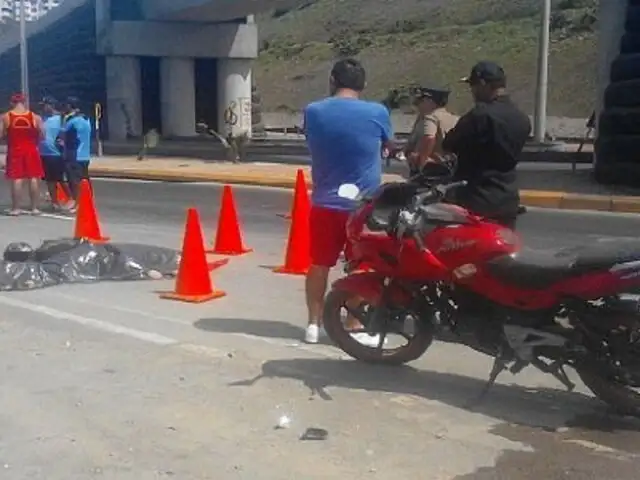 VES: hombre muere tras perder el control de su motocicleta y chocar contra letrero de grifo