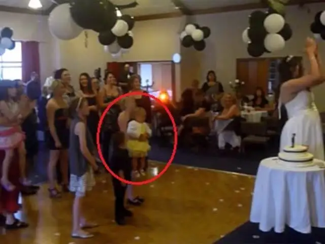 Indignante: mujer deja caer a niña para atrapar el bouquet de una novia